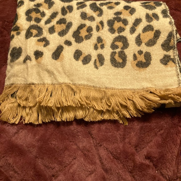 NY&CO leopard print oversized scarf with fringe. - Picture 6 of 7